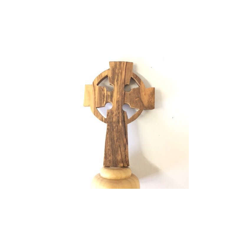 Croix celtique sur socle en bois d'olivier (petit)