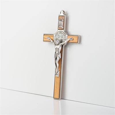 Crucifix en bois avec cadrage en métal Saint Benoît